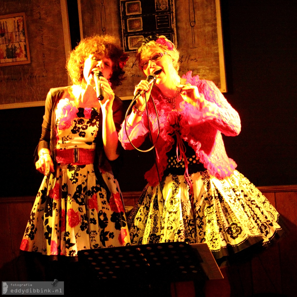 2011-04-29 Koninginnenacht (Muziek Totaal) - Neighbour Sisters - De Heeren, Deventer 002